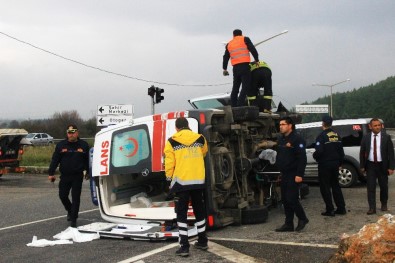 Hasta Taşıyan Ambulans Kaza Yaptı Açıklaması 4 Yaralı