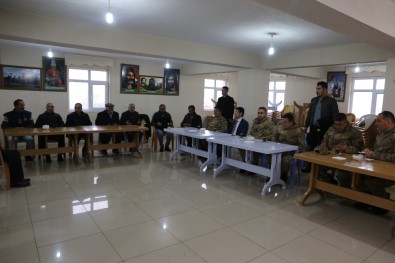 Kaymakam Kaçmaz Ve Komutan Baykal'dan Taziye Ziyareti