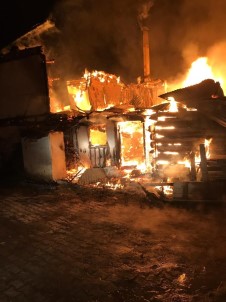 Koyulhisar'da Yangın Açıklaması 7 Ev Kullanılamaz Hale Geldi