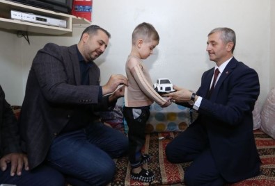 Küçük Halil'in Üzerine Kaynar Döküldü