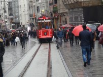 (Özel) Taksim'de Soğuktan Donmak Üzere Olan Yaşlı Adam Son Anda Kurtarıldı