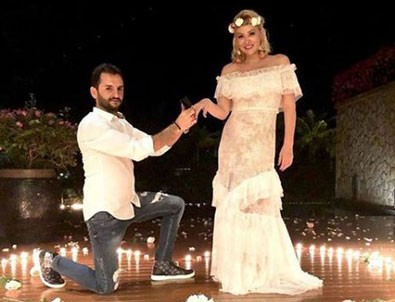 Şarkıcı Aylin Coşkun'a romantik evlilik teklifi!
