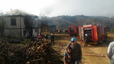 Elektrik Kontağından Çıkan Yangın Ahşap Evi Küle Çevirdi