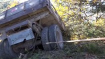 AHMET SARı - Freni Tutmayan Traktör Çam Ağacına Çarptı Açıklaması 2 Yaralı