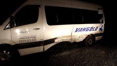 Otomobille minibüs çarpıştı: 1 ölü, 18 yaralı