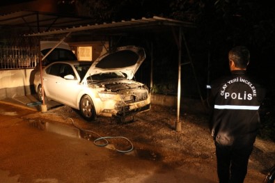 Adana'da Park Halindeki Otomobil Benzin Dökülerek Ateşe Verildi