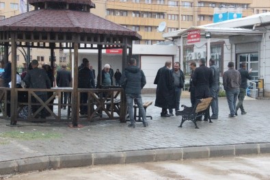 Yağmur Altında Saatlerce Cenazelerini Bekliyorlar