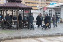 MUSTAFA KARAÇIZMELI - Yağmur Altında Saatlerce Cenazelerini Bekliyorlar