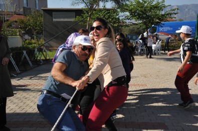 Yaşlı Ve Çocuklar Partide Buluştu