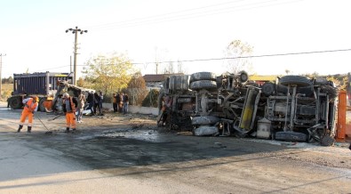 Maden Yüklü Tır İle Yol Süpürme Kamyonu Çarpıştı Açıklaması 2 Yaralı