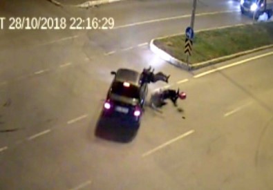 Motosikletten Fırlayan Sürücü Kafasını Kaldırıma Çarparak Öldü