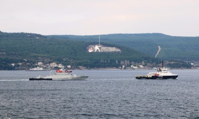 Römorkörle Çekilen Rus Savaş Gemisi Çanakkale Boğazı'ndan Geçti