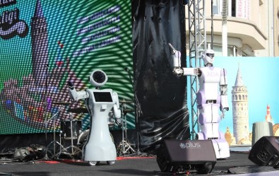Taksim'de Bilim Şenliğinde Dans Eden Robotlara Büyük İlgi