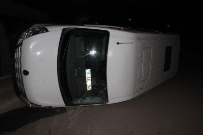 Bursa'da İki Aracın Çarpıştığı Kazada Anaokulu Servis Minibüsü Devrildi