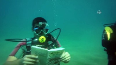 Denizde 10 Metre Derinlikte Kitap Okudular
