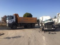 SERVİS ŞOFÖRÜ - Kamyon İle Servis Aracı Çarpıştı Açıklaması 1 Yaralı