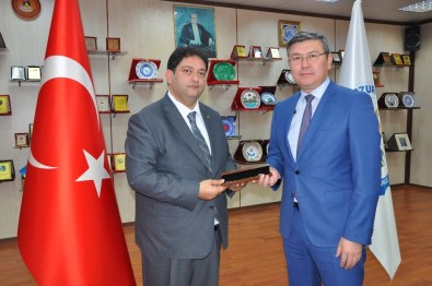 Kazakistan Ankara Büyükelçisi Saparbekuly ETB Yönetim Kurulu Başkanı Oral'ı Ziyaret Etti