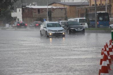 Sağanak yağış sürücülere zor anlar yaşattı