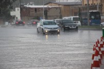 SAĞANAK YAĞMUR - Sağanak yağış sürücülere zor anlar yaşattı
