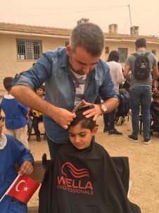 Türkiye'nin 4 Bir Yanından Gelen Gönüllü Berberler Güneydoğulu Öğrencileri Tıraş Etti