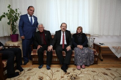 Vali Pehlivan Şehit Jandarma Komando Er Samet Akdeniz'in Ailesini Ziyaret Etti