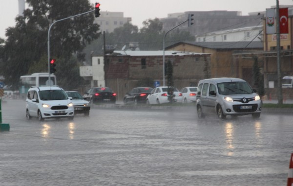 Sağanak yağış sürücülere zor anlar yaşattı