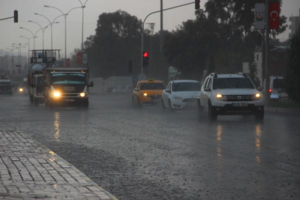 Sağanak yağış sürücülere zor anlar yaşattı