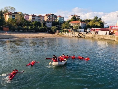Bartın Üniversitesi Öğrencilerine 'Denizde Canlı Kalabilme Eğitimi' Verildi