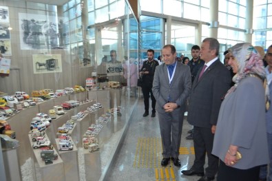 Devlet Hastanesi'nde Oyuncak Ambulanslar Sergileniyor