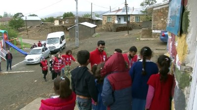 Köy Çocuklarının Yüzü Kızılay Gönüllüleri İle Güldü