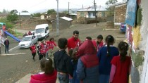 MUSTAFA ERDEM - Köy Çocuklarının Yüzü Kızılay Gönüllüleri İle Güldü