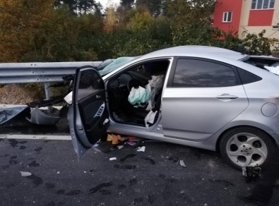 Otomobil Bariyerlere Ok Gibi Saplandı Açıklaması 1 Ölü, 1 Ağır Yaralı