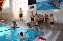 OSMAN VAROL - Polislerden Çocuklara Yüzme Kursu