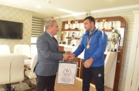 YUSUF YıLMAZ - Ringin Şampiyonlarını Kutladı