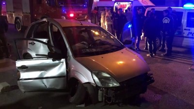 İzmir'de Otomobil Aydınlatma Direğine Çarptı Açıklaması 3 Yaralı