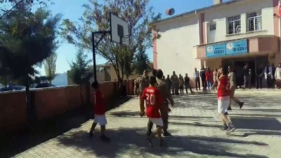 Jandarma Ekipleri Öğrencilerle Basketbol Oynadı