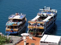 GEZİ TEKNESİ - Çeşme'deki Günübirlik Tur Teknelerinin Barınma Sıkıntısı