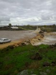 SAĞANAK YAĞMUR - Diyarbakır'da Sel, Bir Köyü İkiye Böldü