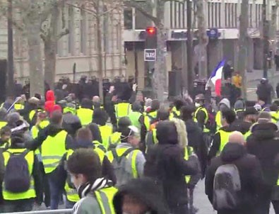 Fransa'da sokaklar karıştı