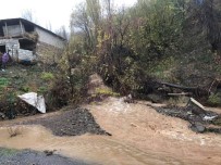 TOPRAK KAYMASI - Şemdinli-Derecik Yolunda Dereler Taştı