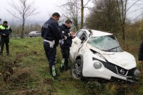 TEM Otoyolunda Yoldan Çıkan Araç Ağaca Çarparak Durdu