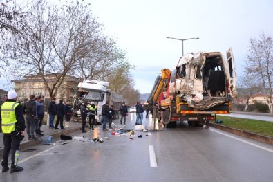 Çanakkale'de İşçi Minibüsü İle Tırın Çarpıştığı Kaza