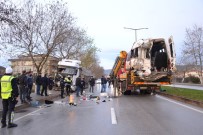 MİNİBÜS KAZASI - Çanakkale'de İşçi Minibüsü İle Tırın Çarpıştığı Kaza