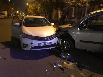 Diyarbakır'da Trafik Kazası Açıklaması 2 Yaralı