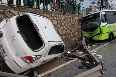 Halk Otobüsü İle Otomobil Çarpıştı Açıklaması 3 Yaralı