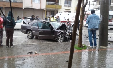 Hatay'da İki Otomobil Kafa Kafaya Çarpıştı Açıklaması 5 Yaralı