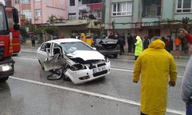 İki Otomobil Kafa Kafaya Çarpıştı Açıklaması 5 Yaralı