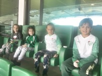 KADıN HAKLARı  - Loca Aldı, Önce Çocuklara, Sonra Kadınlara Jest Yaptı