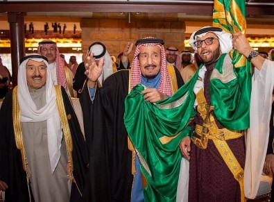 Suudi Arabistan Ve Bahreyn Kralı Geleneksel Suudi Dansına Katıldı