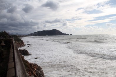 Alanya'da Dev Dalgalar Oluştu, Denizin Rengi Kahverengiye Dönüştü